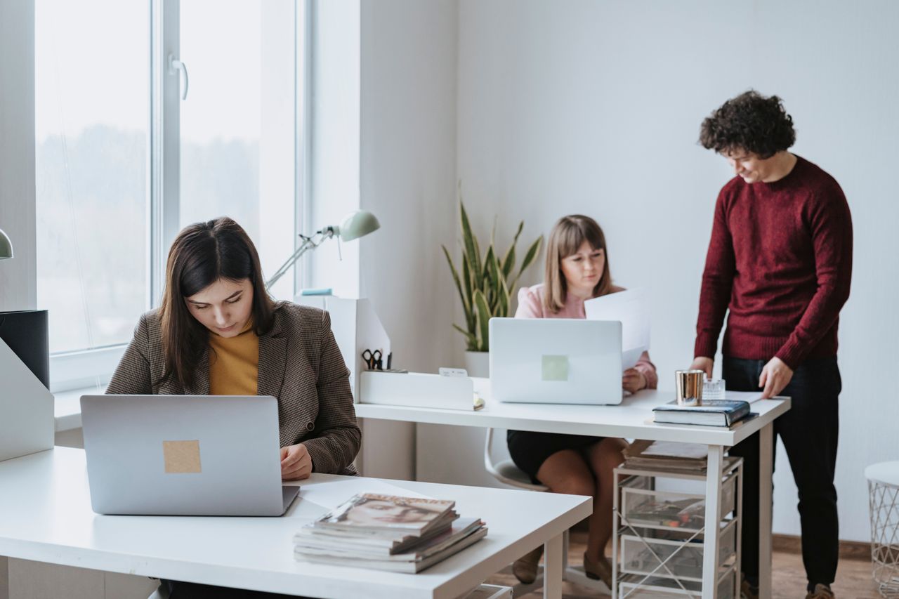 Mitarbeitende im Büro nutzen die Druckinfrastruktur